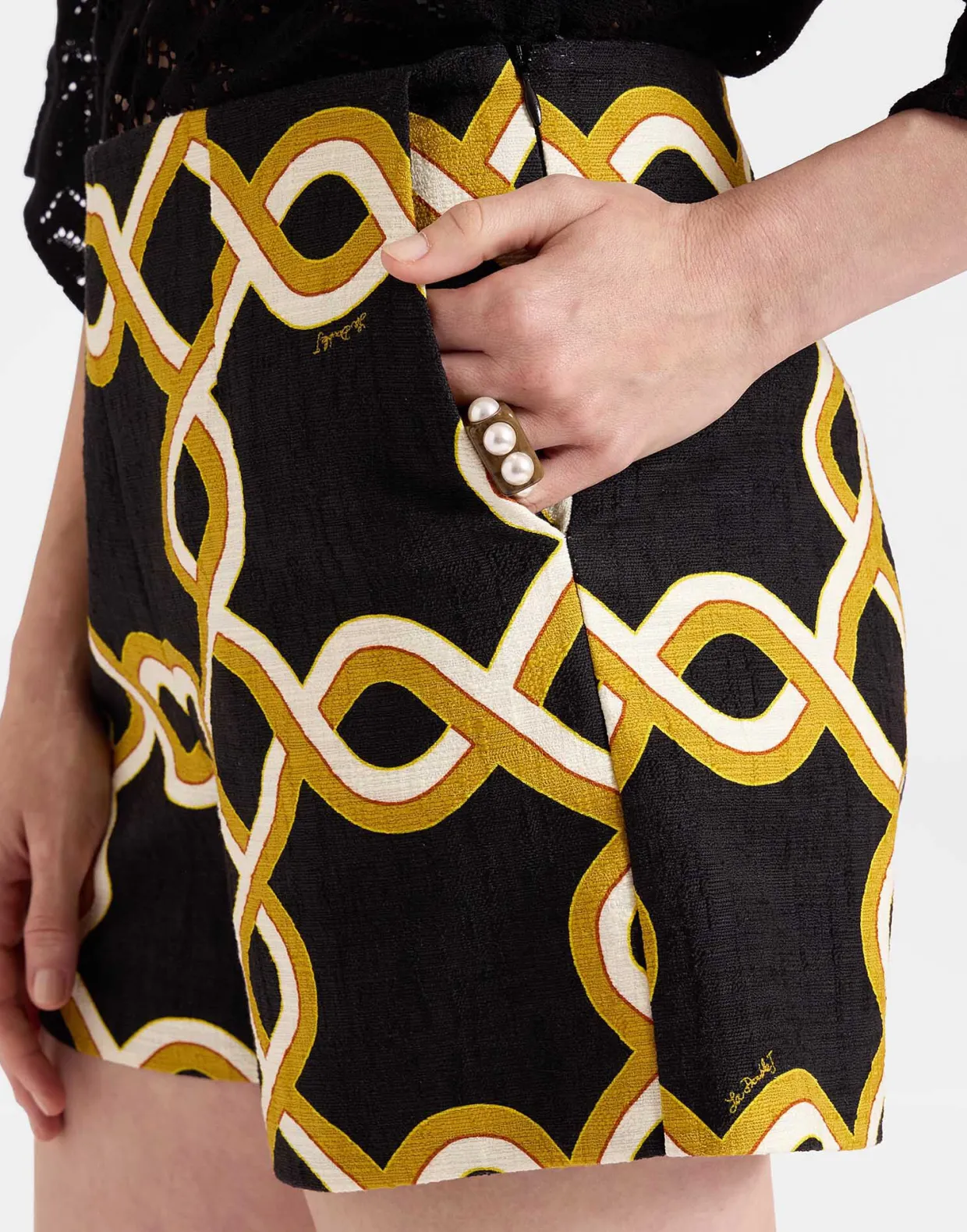 Nefertiti RingSolid Tortoiseshell in Acrylic Resin