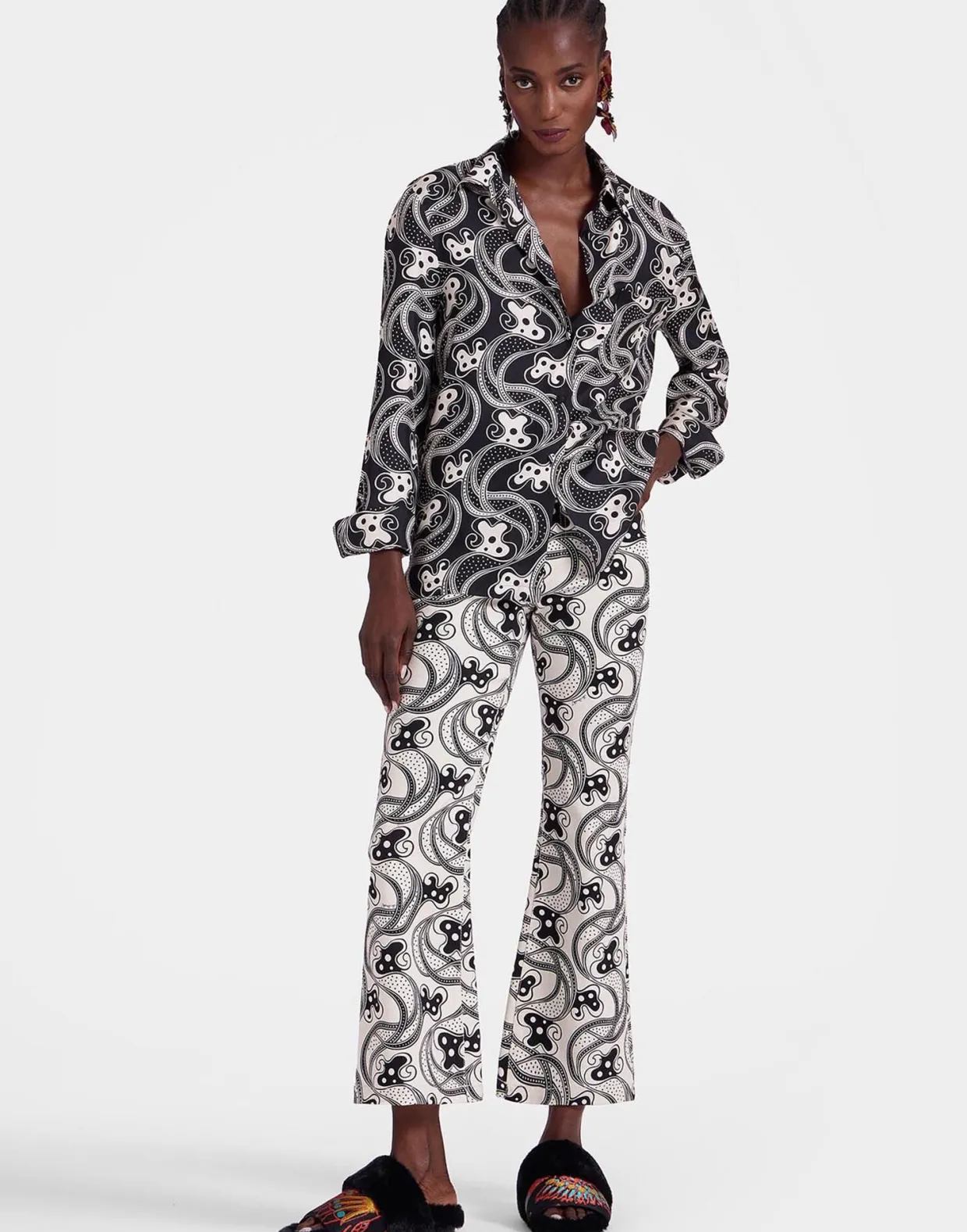 The Cropped Flare JeanAperol Black & White in Cotton Drill